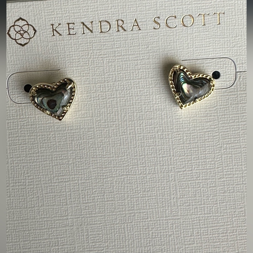 Kendra Scott Ari Heart Gold Stud Earrings in abalone shell